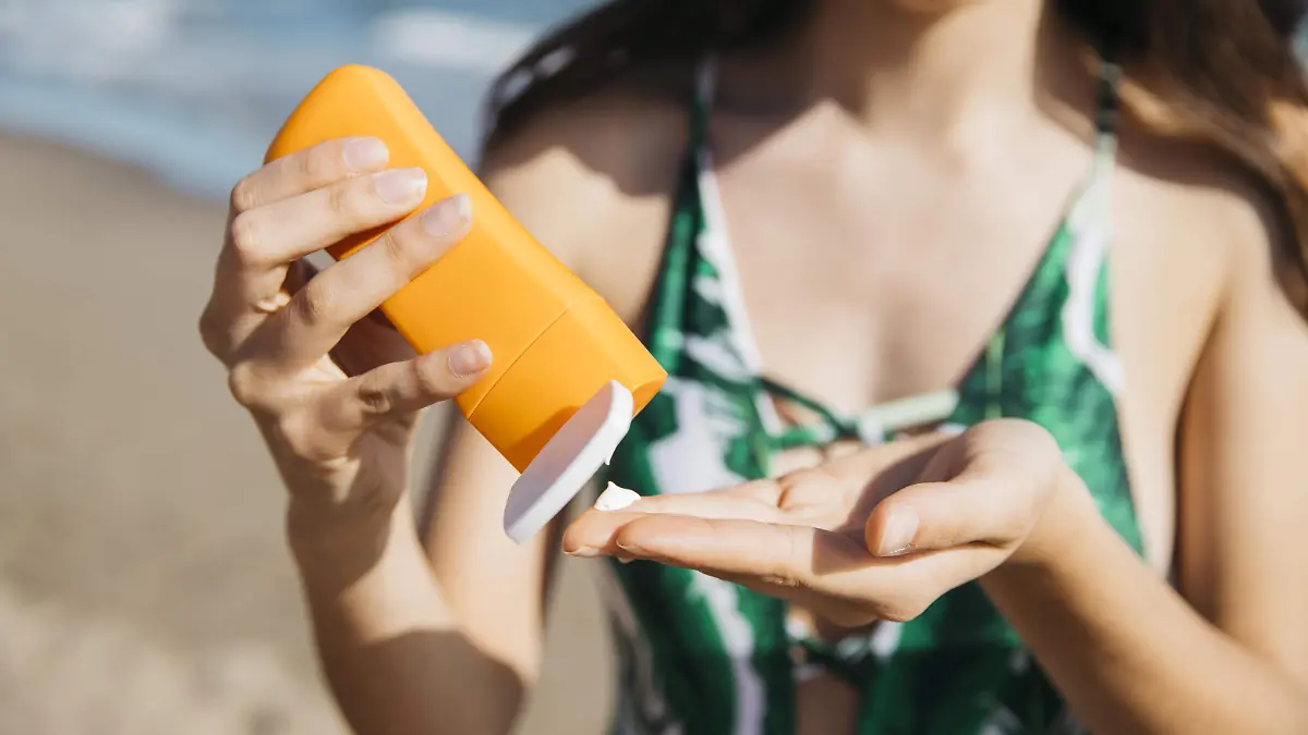 mujere-en-la-playa-con-crema-solar