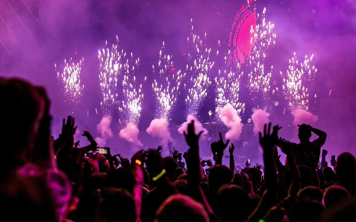 pexels-wendy-wei-1190298