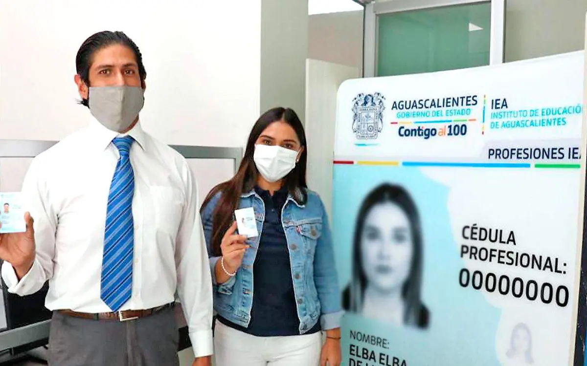 jovenes posan con cedulas profesionales