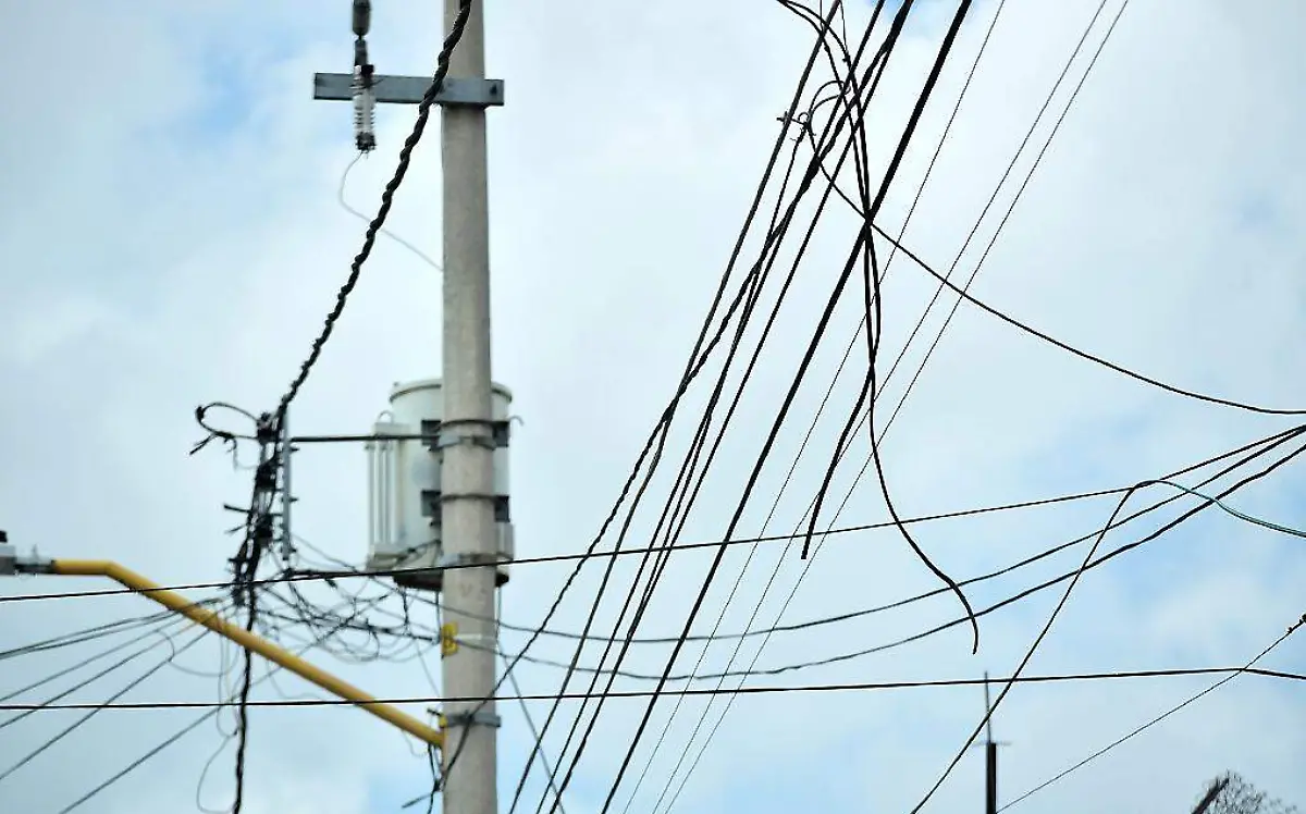 Cables-AlumbradoPúblico-PosteDeLuz-Electricidad