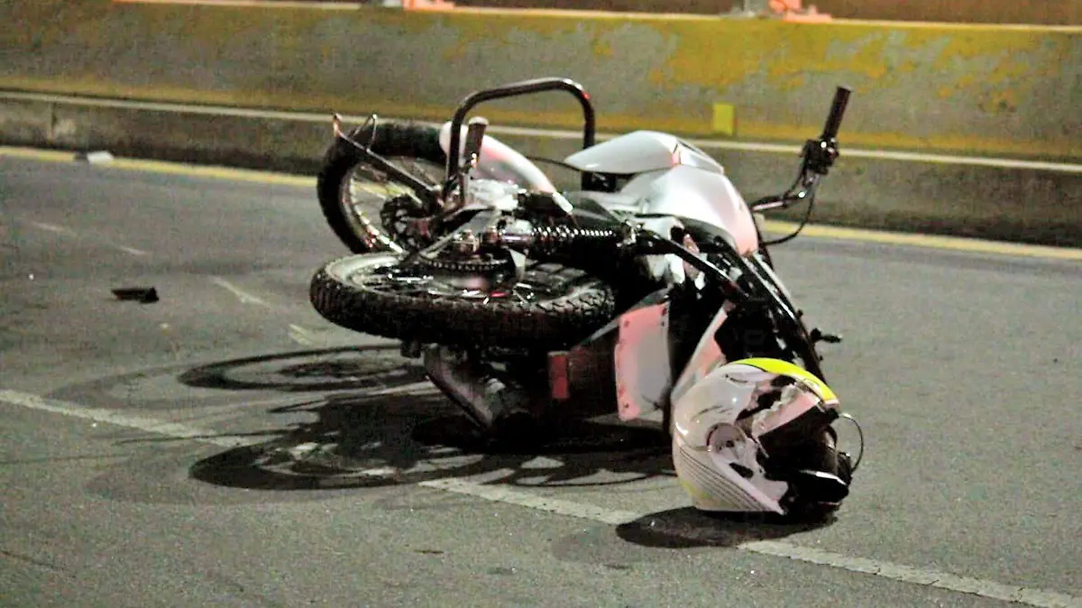 motociclista cae y fallece
