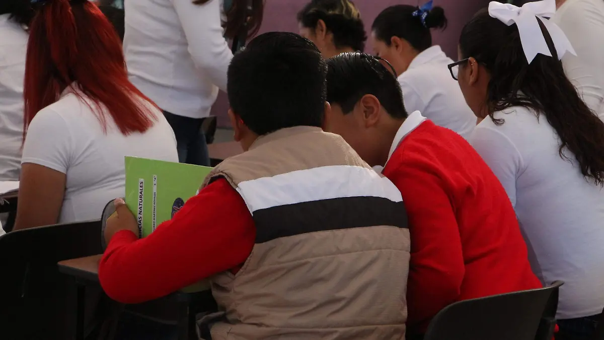 NIÑOS ESCUELAS_USO DE CELULARES