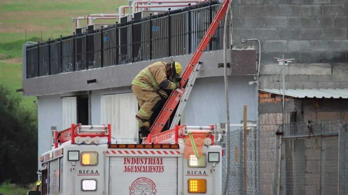 INCENDIO FÁBRICA_BOMBEROS