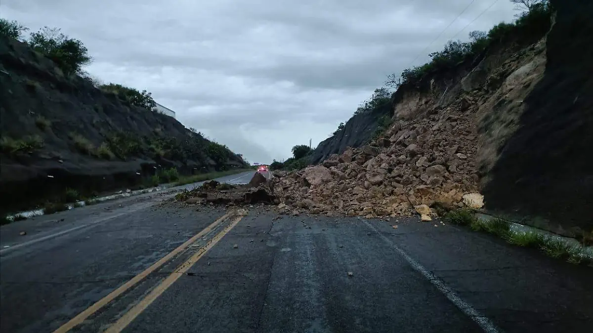 DERRUMBE-CARRETERA-REPORTE