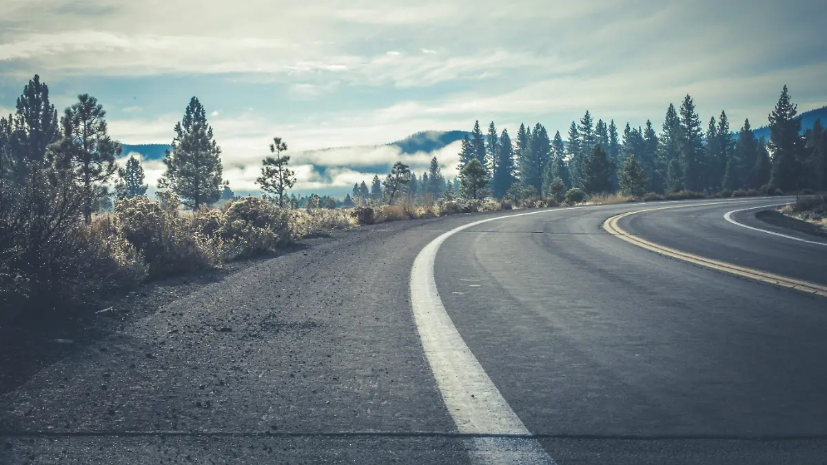 CARRETERA-VIAJE-PAISAJE