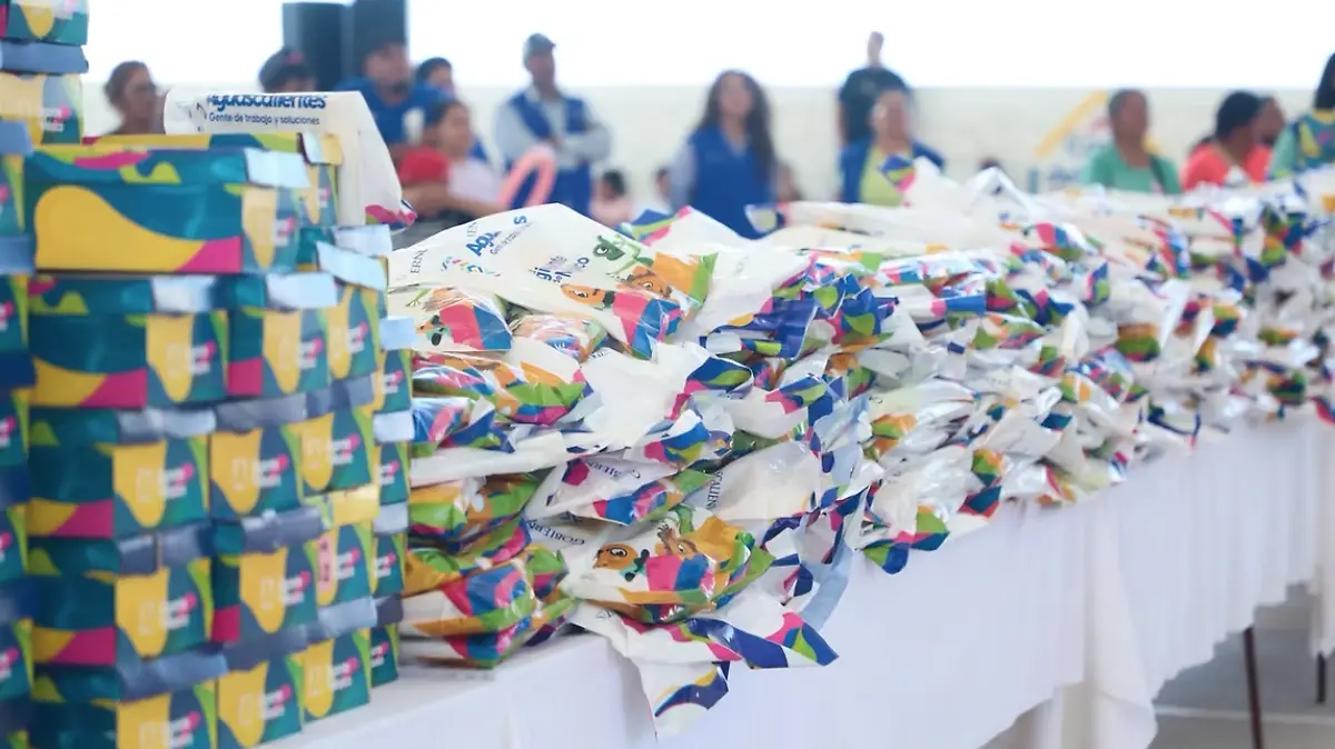 TERE JIMÉNEZ-ENTREGA-UTILES ESCOLARES