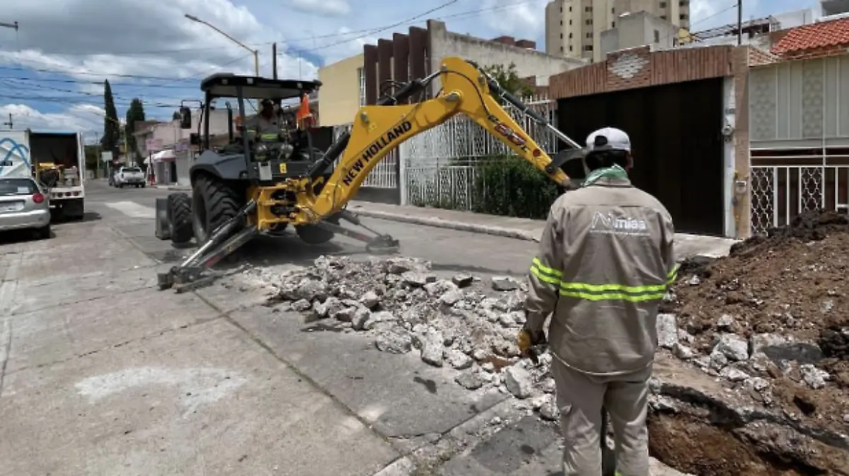 RETROEXCAVADORA-MIAA-REHABILITACIÓN