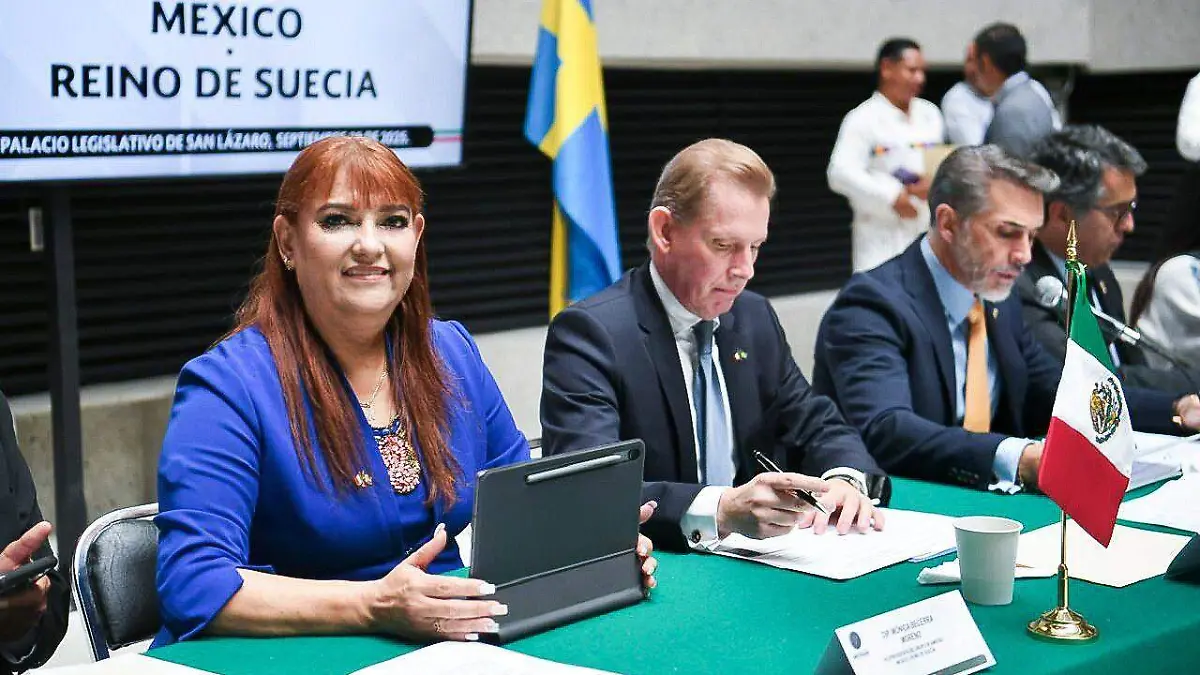 MONI BECERRA