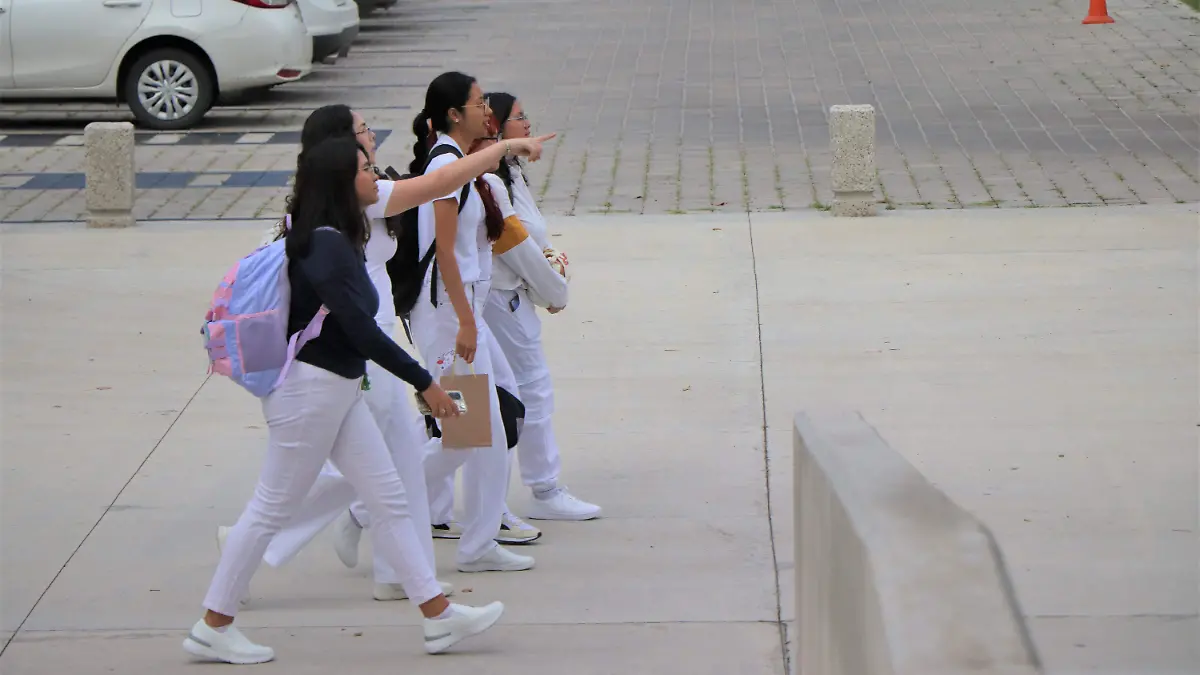 ESTUDIANTES-INTELIGENCIA ARTIFICIAL