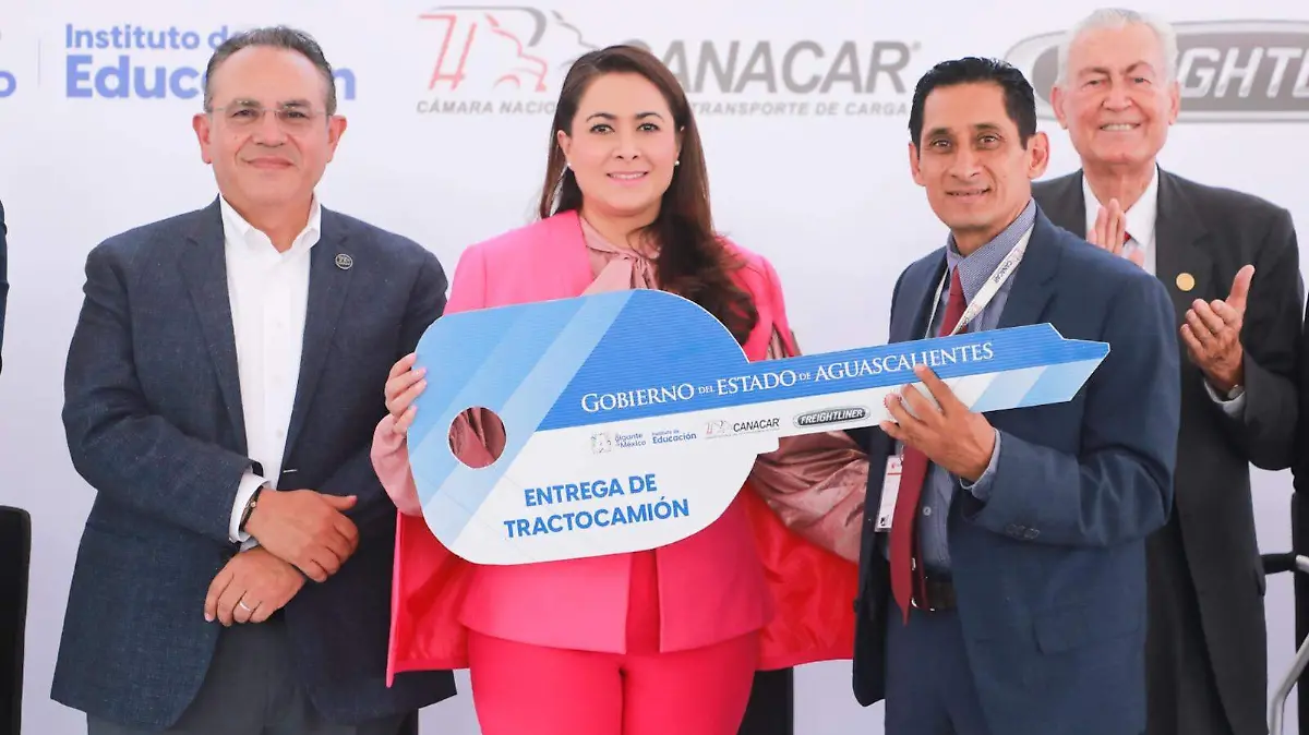 TRACTOCAMION-ENTREGA-TERE JIMENEZ