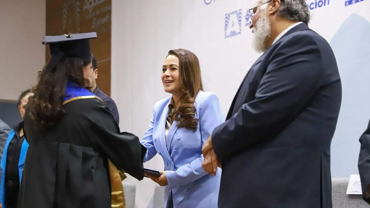 TERE JIMENEZ-CEREMONIA-GRADUACION