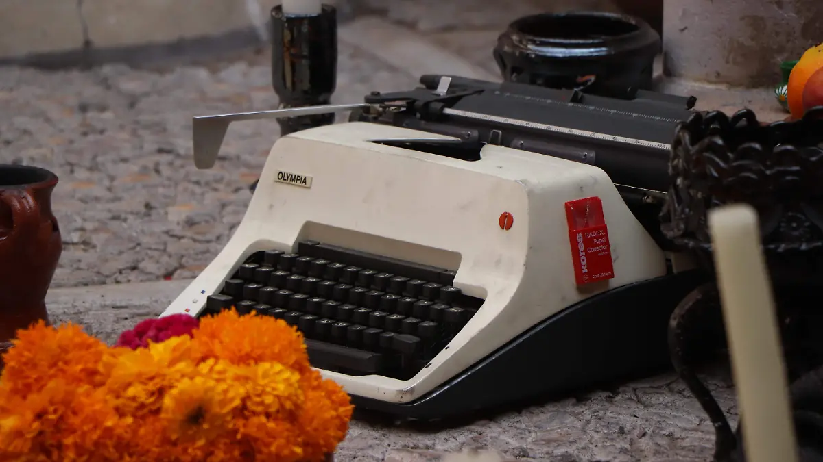 DOLORES JIMÉNEZ Y MURO-ALTAR DE MUERTOS