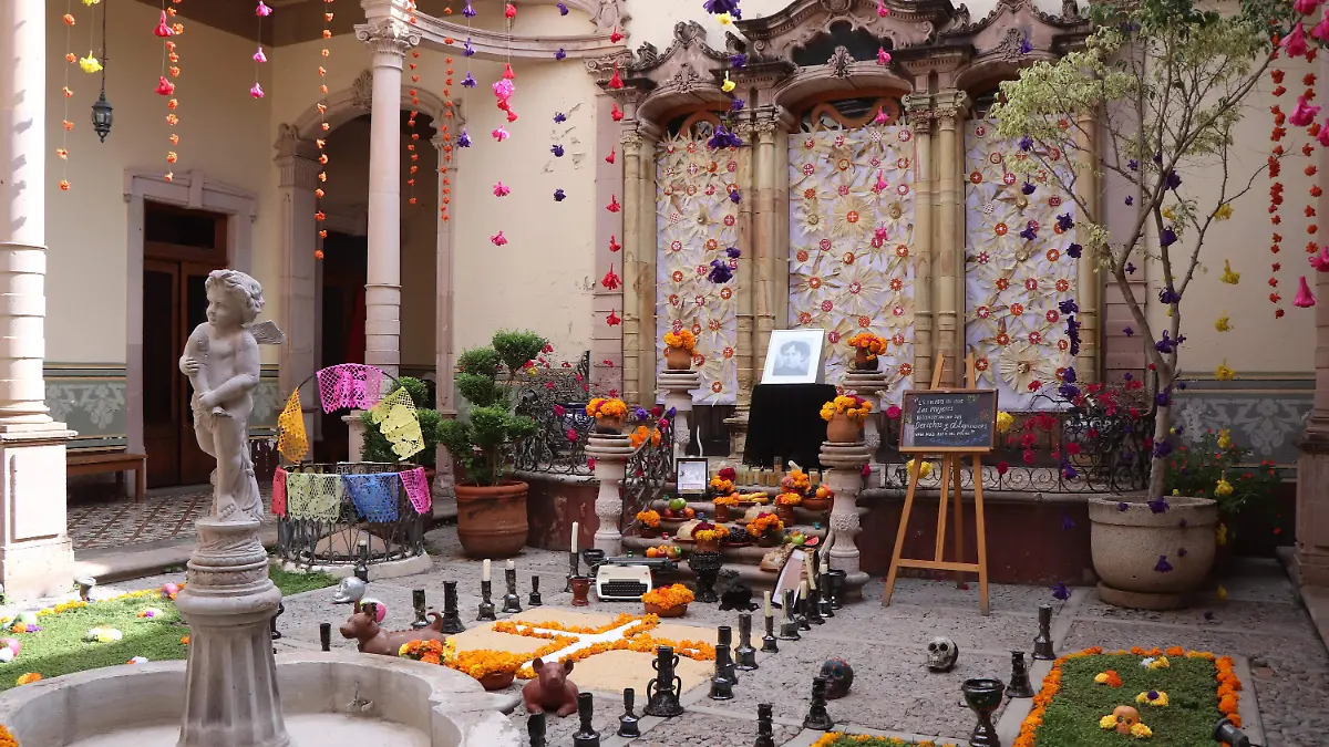 DOLORES JIMÉNEZ Y MURO-ALTAR DE MUERTOS