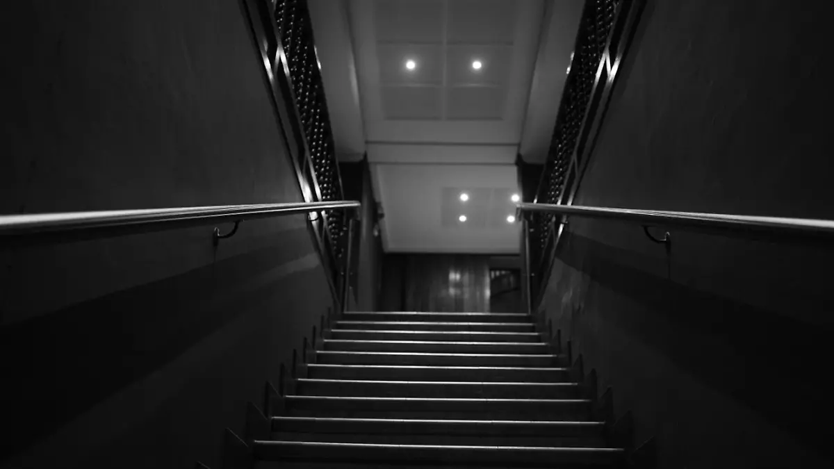 HISTORIA DE TERROR-FANTASMAS-ESCALERAS