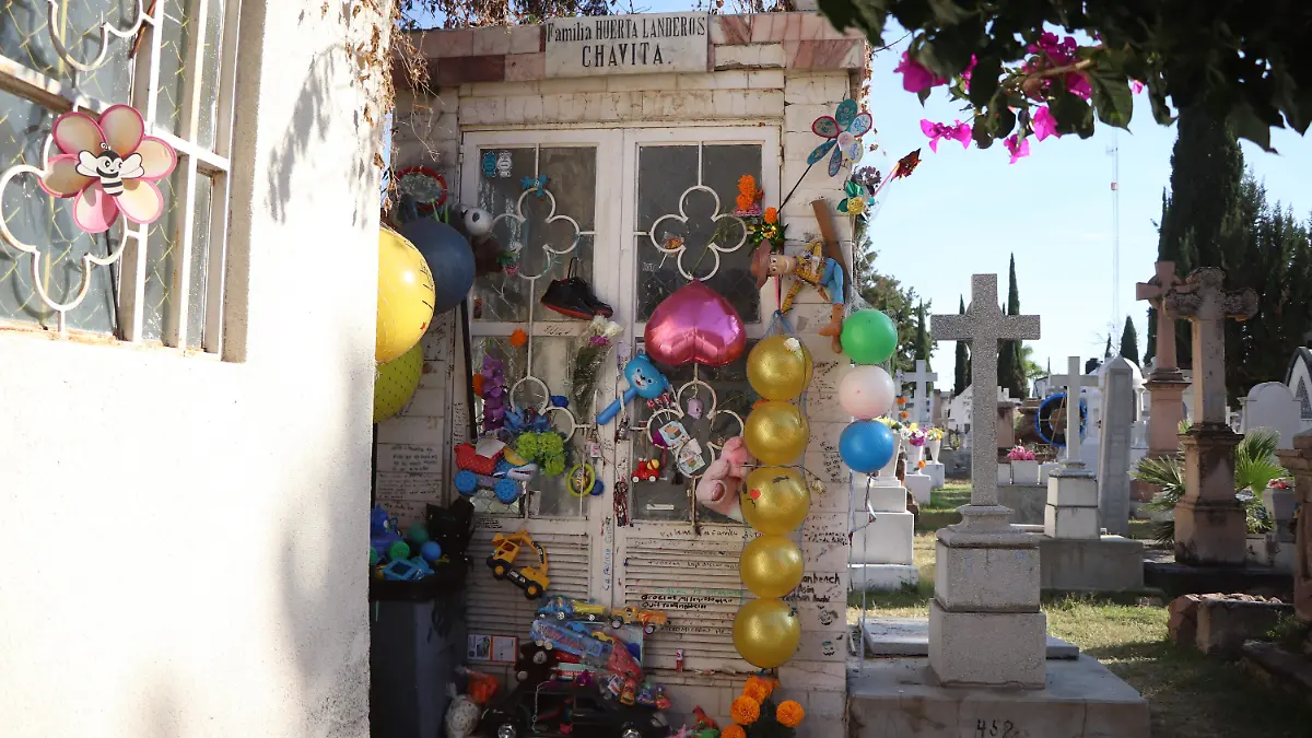 CHAVITA_NIÑO MILAGROSO_TUMBA_PANTEON