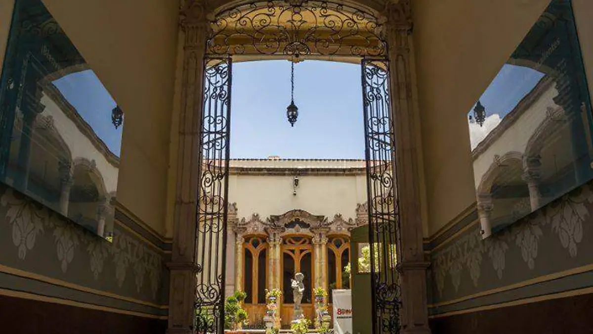 BESO-EXPOSICIÓN-HISTORIA