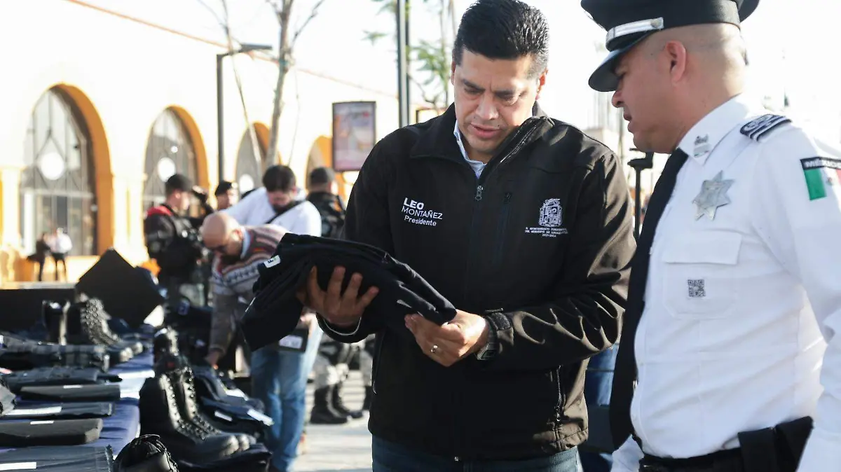 POLICIAS_ENTREGA_LEO MONTAÑEZ