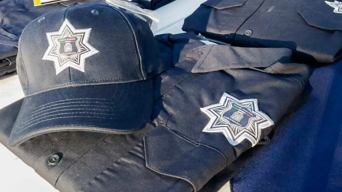 POLICIAS_ENTREGA_LEO MONTAÑEZ