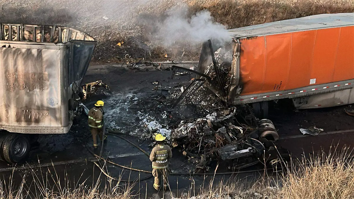 ACCIDENTE-TRÁILERES-INCENDIO