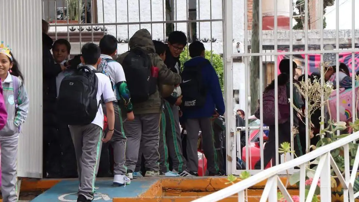ESCUELAS NIÑOS UNIFORME NEUTRO 2