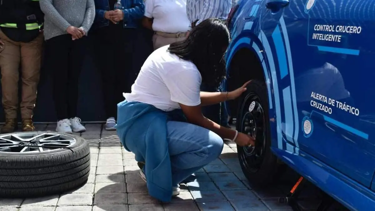 TALLER-MECÁNICA-MUJER