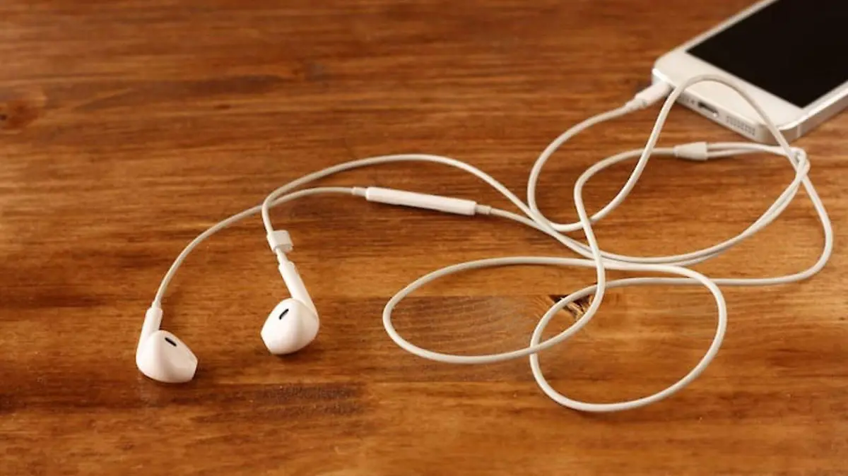 AUDIFONOS-CABLES-ENREDADOS