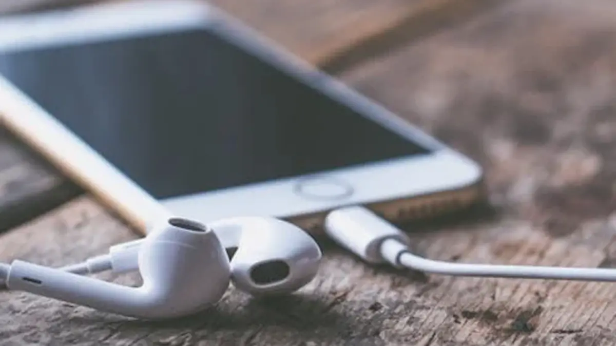 AUDIFONOS-CABLES-ENREDADOS