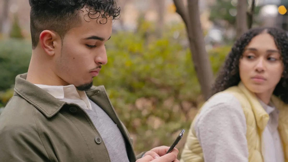 pexels-budgeron-bach-6532613