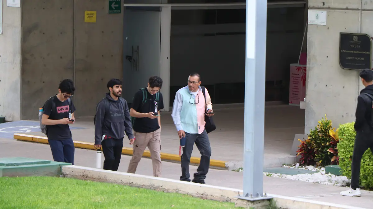 ESTUDIANTES (3)