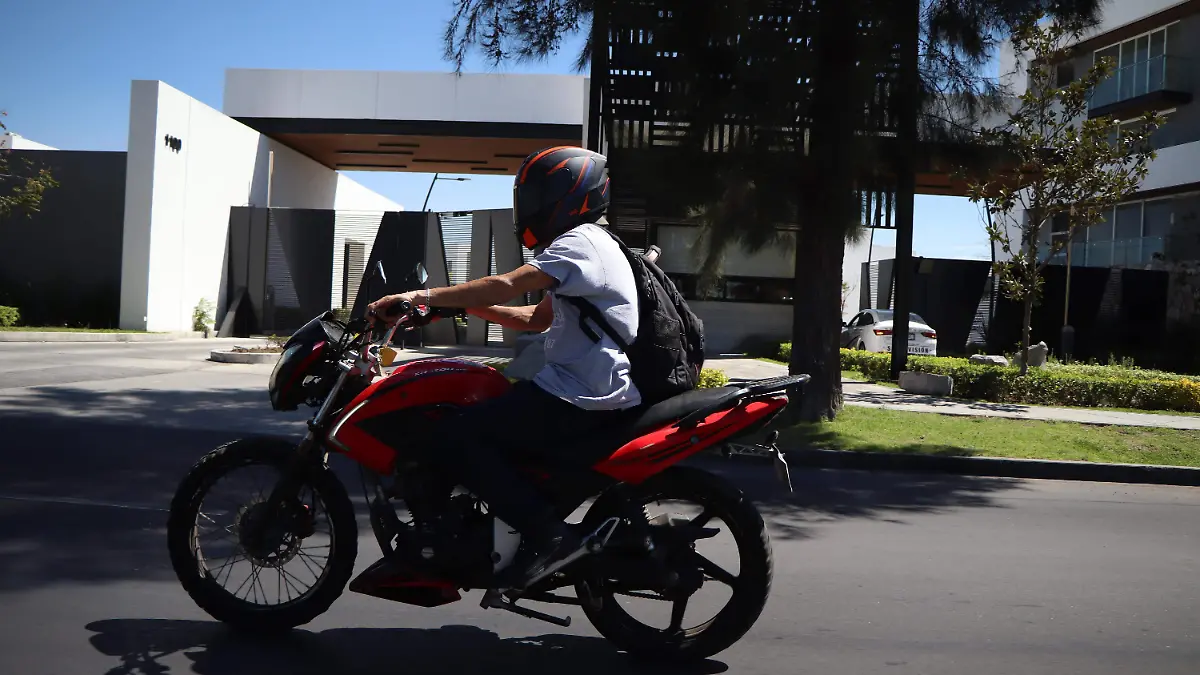 MENORES MOTOCICLETA (2)