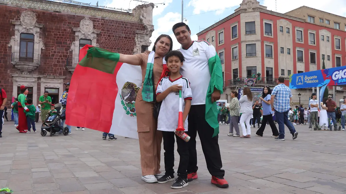FAMILIAS FAN ZONE 2