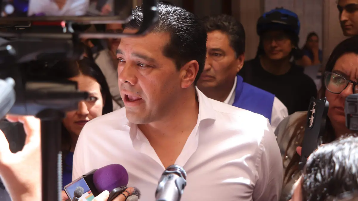 LEO MONTAÑEZ (2)