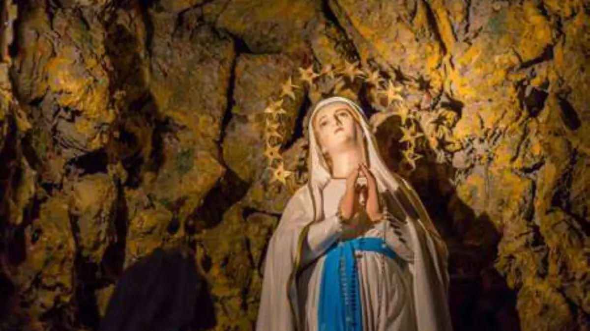 55420738-detalle-de-la-aparición-de-la-santísima-virgen-maría-en-la-gruta-de-lourdes