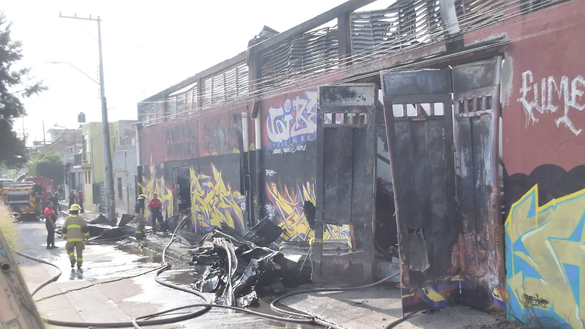 Se queman 80 toneladas de ropa en incendio de bodega en León