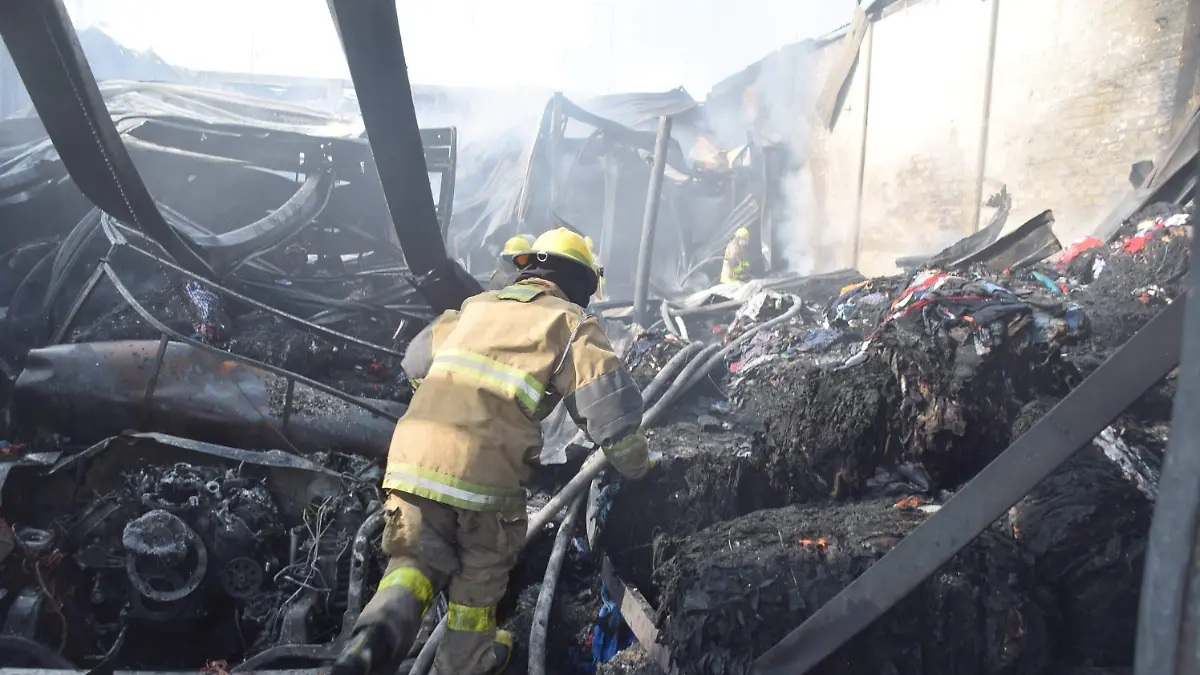 Se queman 80 toneladas de ropa en incendio de bodega en León