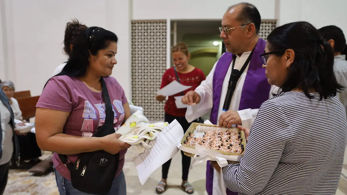 Doña Rita acudió con un pequeño canasto que adornó para adoptar a una niña