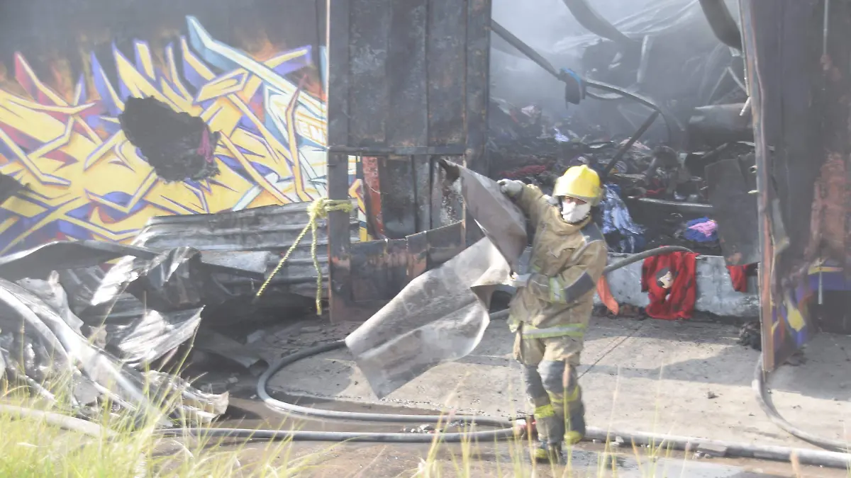 Se queman 80 toneladas de ropa en incendio de bodega en León