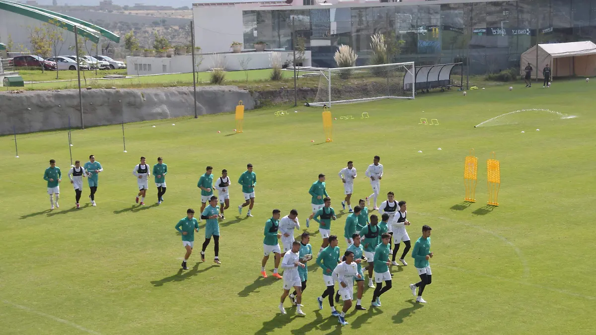 F CARMONA ENTRENAMIENTO LEON (11)