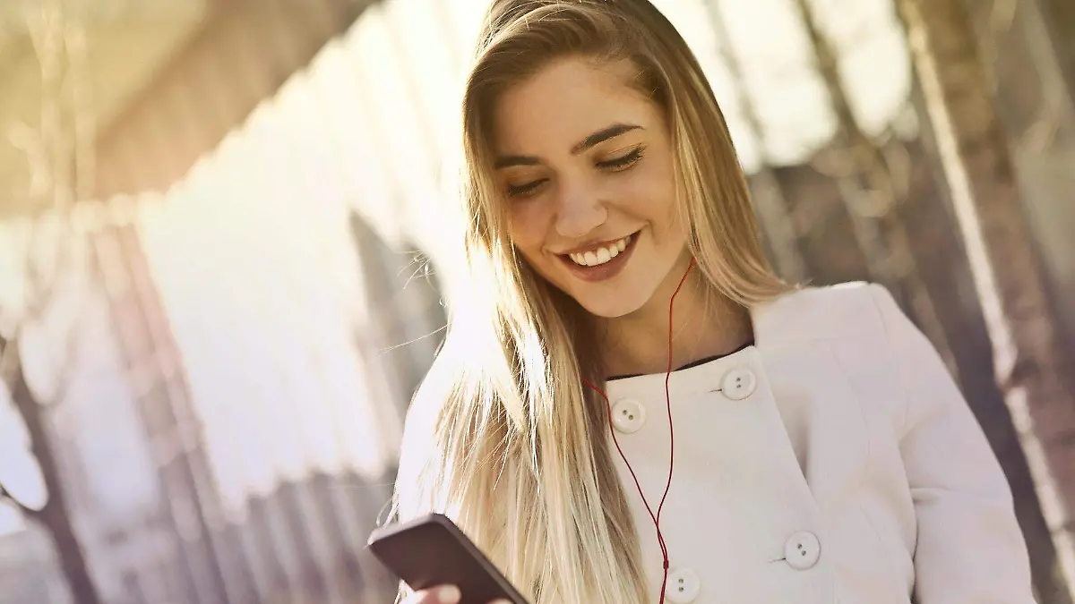 pexels-andrea-piacquadio-879117