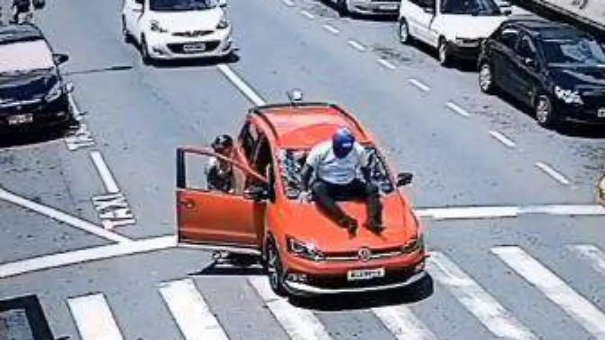 motociclista-que-choca-contra-auto (1)