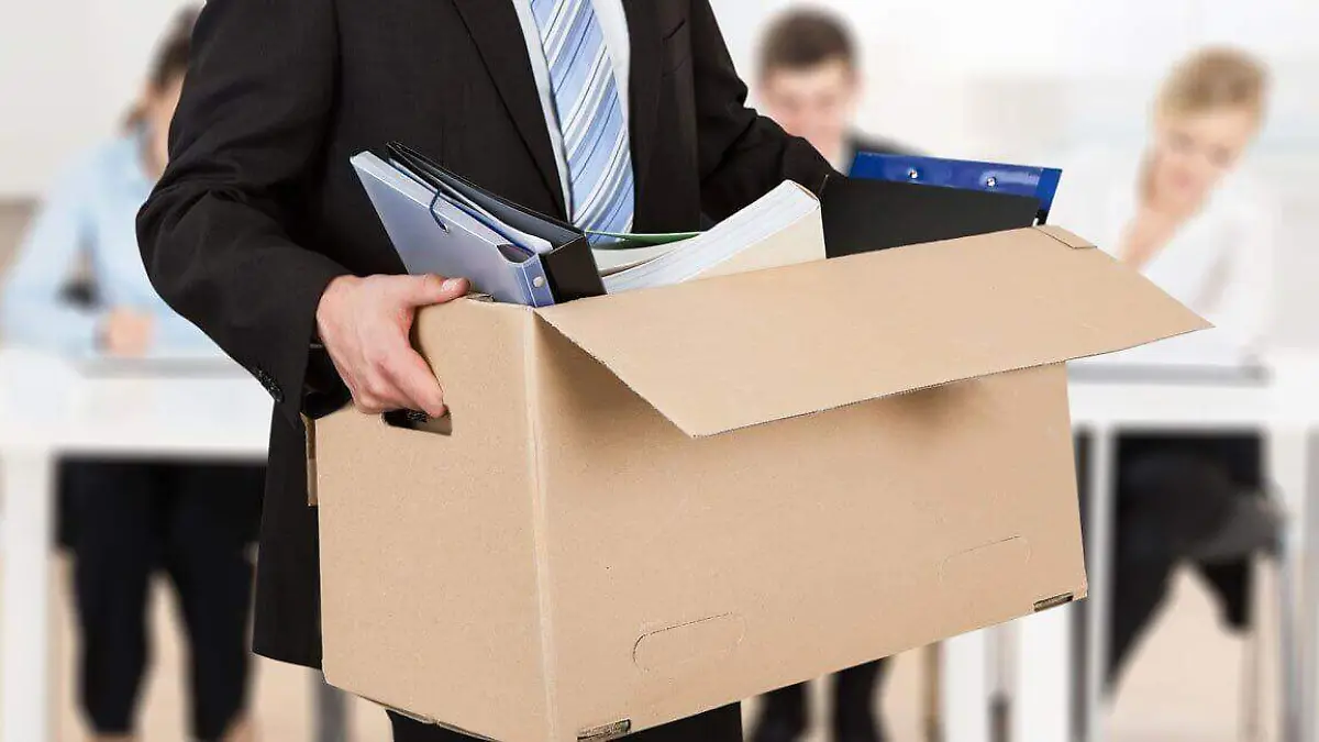 renuncia-psicologica-hombre-caja-despido-trabajo-renuncia-daniel-colombo