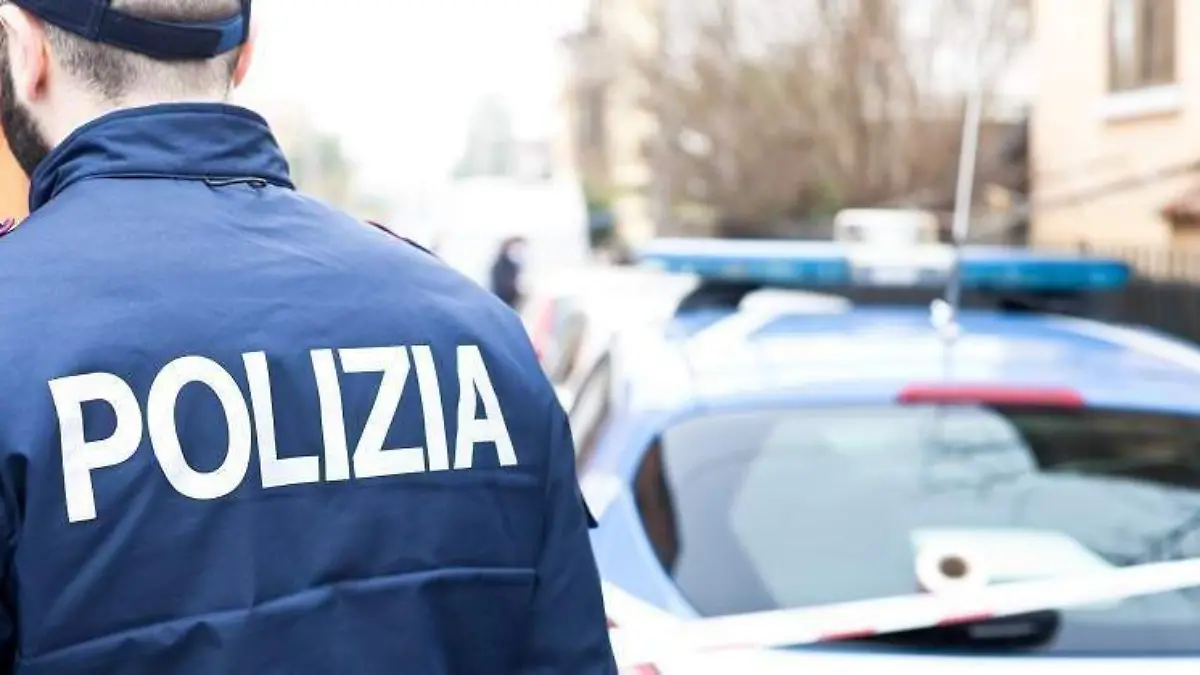 Agente-de-la-policia-italiana-trabajando-iStock