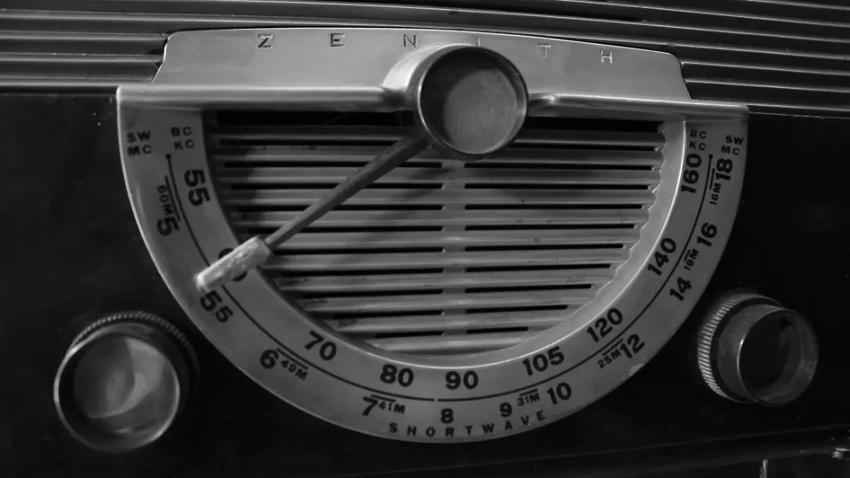 Pie 3 Muchos son los recuerdos que de las viejas radios emanan, sorpresas y momentos de sentimientos que provocaban las canciones y programas de antaño que hoy todavía pueden escucharse en las plataformas digitales