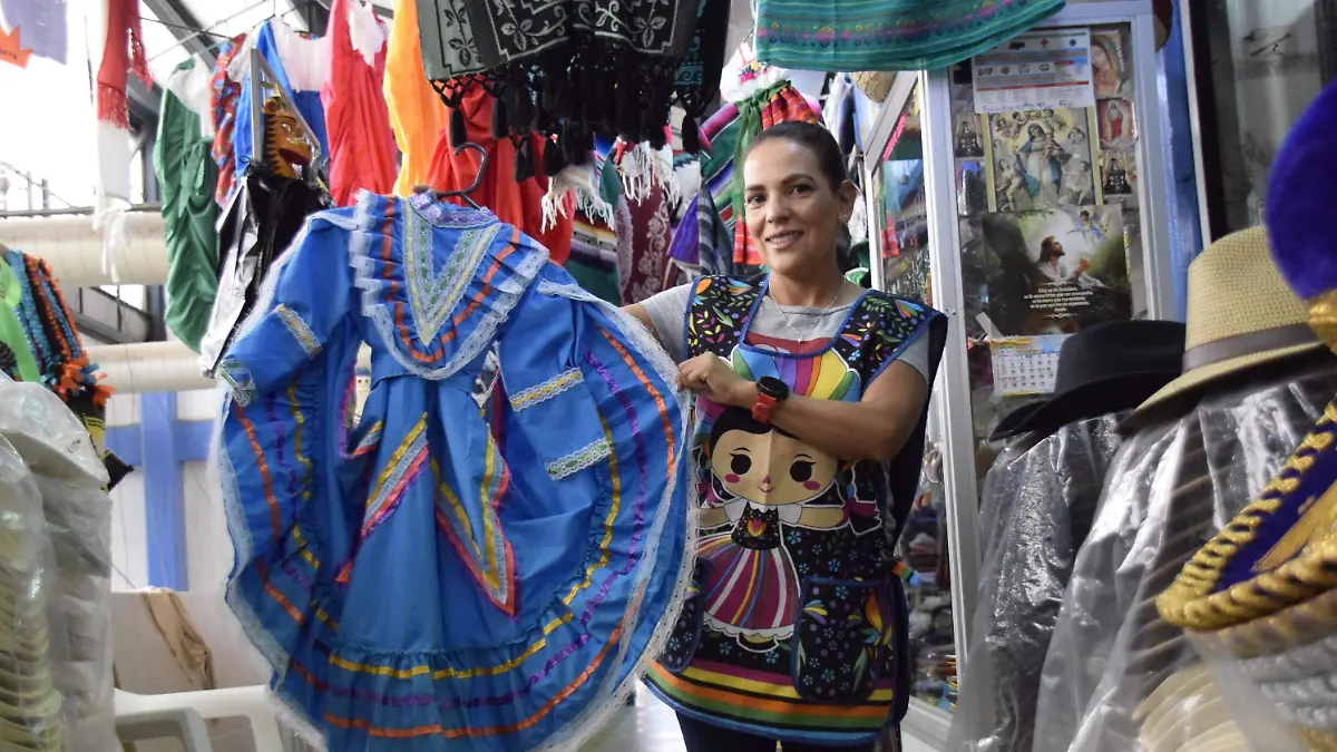 F CARMONA VESTUARIO DIEZ DE MAYO (2)