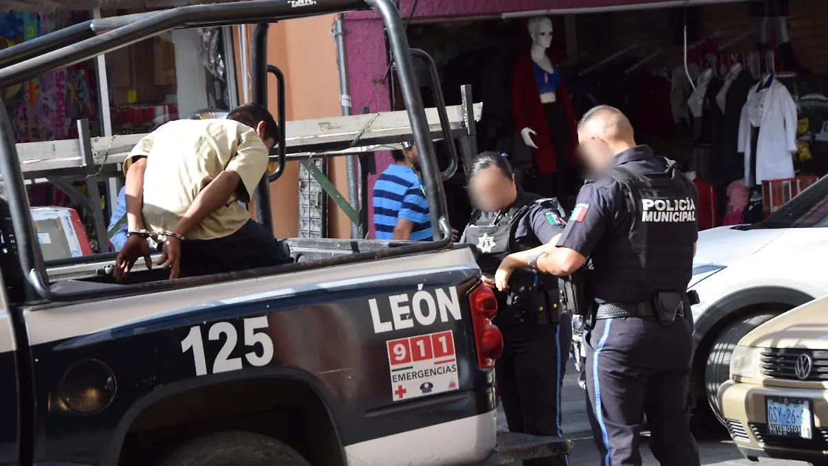 DETENIDOS SEGURIDAD POLICÍA (2)