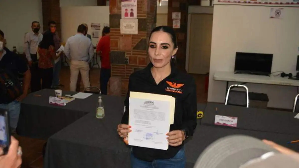 Recibe-constancia-de-mayoría