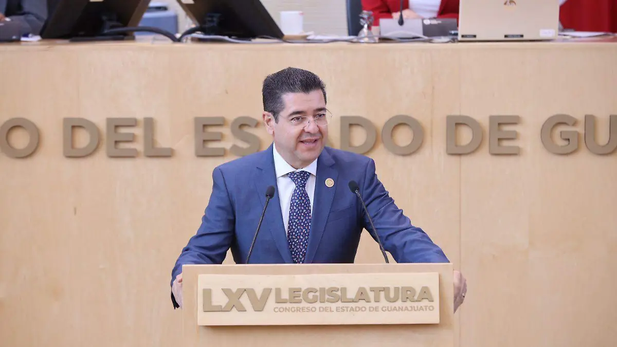 El-Diputado-César-Larrondo-Díaz