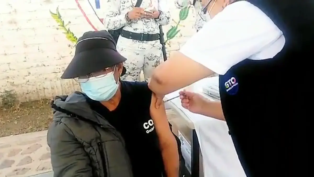 MA. GUADALUPE PRIMER VACUNADA EN ROMITA 5.JPG