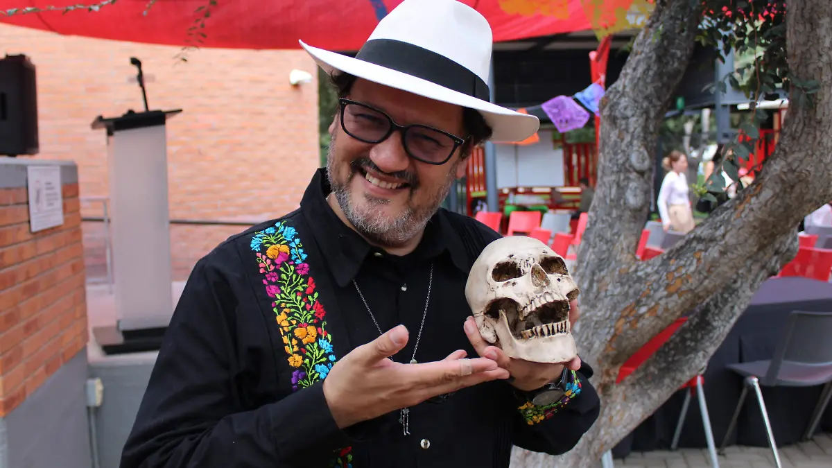 TANATOLOGO _ GUSTAVO CARREÓN 