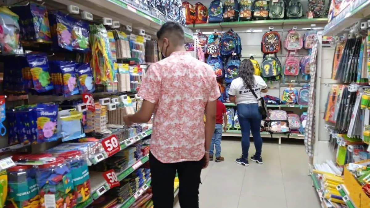 Comienzan Padres de Familia a comprar útiles escolares